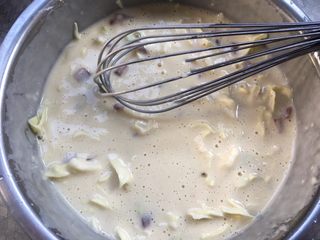 5、日式大阪烧,菜丝和肠丁倒入面糊，搅匀