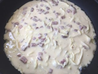 7、日式大阪烧,将面糊倒入锅中，摊平，小火加热