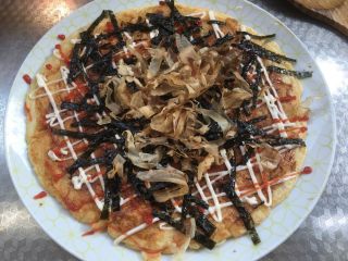 11、日式大阪烧,木鱼花，撒上，多多的，越多越好吃！我这和放少了，吃的时候又撒了一些！