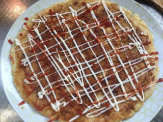 9、日式大阪烧,涂酱汁后，美美哒浇上番茄酱和沙拉酱！