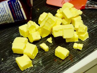 4、简单快手曲奇马芬杯,把黄油切小块 室温软化