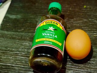 7、简单快手曲奇马芬杯,准备鸡蛋（大）一枚 和香草精