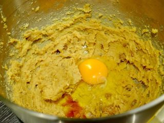 8、简单快手曲奇马芬杯,把搅拌机调成中低速 倒入鸡蛋和香草精 继续搅拌到均匀