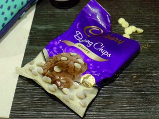 10、简单快手曲奇马芬杯,准备白巧克力豆 或者黑巧克力豆