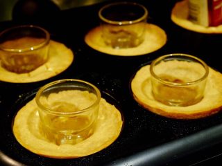 16、简单快手曲奇马芬杯,15分钟后取出 压入小酒杯 因为底部向上鼓了