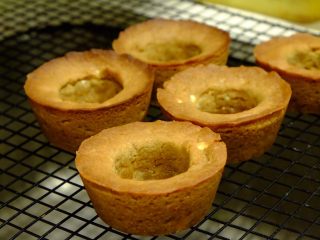 19、简单快手曲奇马芬杯,从烤箱中取出后 不要马上脱模 放到完全冷却后 旋转着把马芬曲奇杯取出