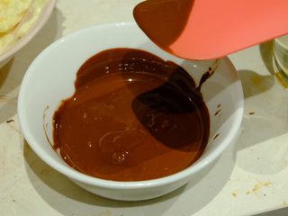 21、简单快手曲奇马芬杯,微波炉叮1分钟左右 以30秒为间隔 取出搅匀