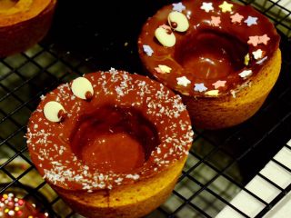 26、简单快手曲奇马芬杯,哈哈 我还给它们配上了白巧克力豆做的眼珠