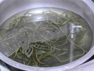 3、麻辣海带丝,放入清水里反复搓揉，尽可能将咸味去除，一边搓揉一边尝尝，直到咸味变淡，捞出沥干水