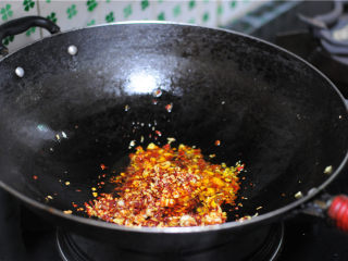 9、麻辣海带丝,翻炒均匀后开小火，将辣椒油炒香