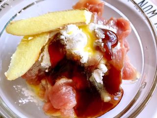 4、木须肉,肉里加适量蚝油、淀粉、姜片和食用油，