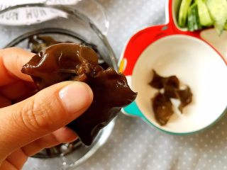 11、木须肉,把泡发的木耳去蒂，撕成小块备用