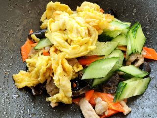 19、木须肉,最后同时加入黄瓜鸡蛋，大火一起翻炒均匀