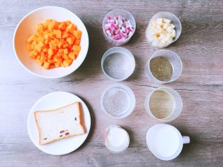 1、清甜解腻养脾胃的南瓜浓汤,准备材料，南瓜洗净切块，橄榄油可以用其它没有气味的植物油替代