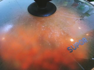 7、清甜解腻养脾胃的南瓜浓汤,水烧开后，盖上锅盖小火焖煮到所有蔬菜发软，大概需要15到20分钟