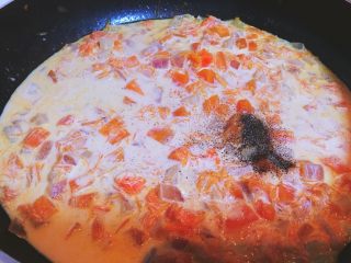 10、清甜解腻养脾胃的南瓜浓汤,最后来点黑胡椒和盐，不喜欢黑胡椒的可以不加，我的水有点多了，大家可以再少放点或者煮久一点