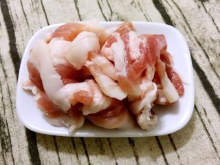 1、五花肉酱焖萝卜,五花肉切片