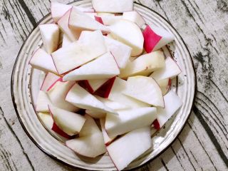 2、五花肉酱焖萝卜,红皮萝卜切块