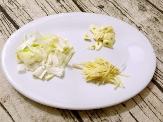 3、五花肉酱焖萝卜,大葱切碎，生姜切丝，大蒜切片