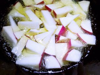 4、五花肉酱焖萝卜,锅内放油烧热，放入萝卜块炸1分钟后捞出备用