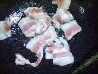 5、五花肉酱焖萝卜,锅内留底油，放入肉片翻炒