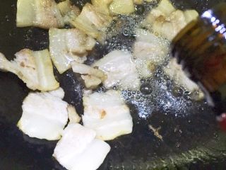 6、五花肉酱焖萝卜,倒入料酒翻炒片刻