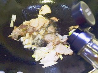 8、五花肉酱焖萝卜,倒入生抽翻炒片刻