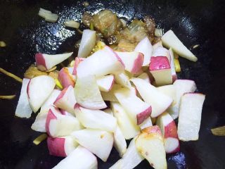 9、五花肉酱焖萝卜,放入萝卜块翻炒片刻