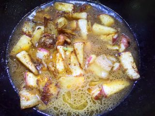 11、五花肉酱焖萝卜,倒入一碗水煮3-5分钟