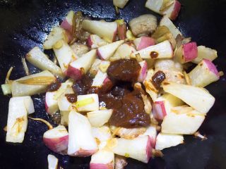 10、五花肉酱焖萝卜,放入黄豆酱翻炒