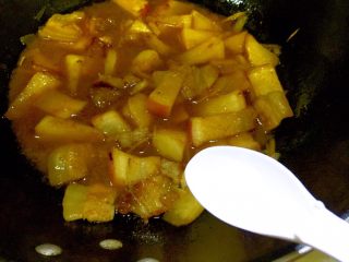 12、五花肉酱焖萝卜,放盐调味