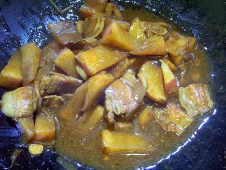 13、五花肉酱焖萝卜,收浓汤汁即可