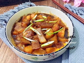 14、五花肉酱焖萝卜,装盘食用