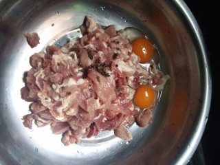 1、《老爸的厨房》之年味酥肉,后腿肉切成片儿 不用切太薄，猪肉要带点儿肥肉的，打入鸡蛋两颗，放入少许干花椒