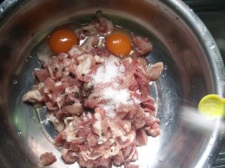 2、《老爸的厨房》之年味酥肉,加入适量盐和味精，如果你不喜欢味精一类的调味品也可以不加，盐味儿够了就行