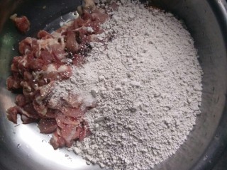 3、《老爸的厨房》之年味酥肉,加入适量淀粉，淀粉一定要分次加入，一次性加的话很可能和不均匀，还有可能加多了，炸出来的酥肉外皮厚了、硬了，就不好吃了