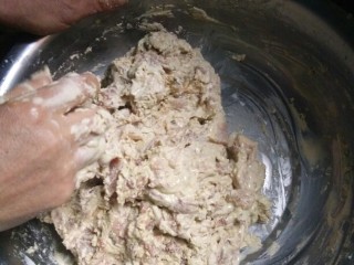 4、《老爸的厨房》之年味酥肉,和肉的过程，淀粉太干可以适量加些水，让淀粉和肉更好地贴合，让淀粉更好地把肉包裹起来