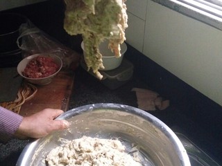 6、《老爸的厨房》之年味酥肉,肉和到这种程度就差不多了，手抓起来又掉不下来