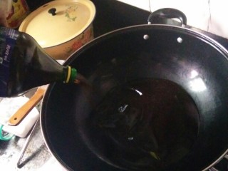 8、《老爸的厨房》之年味酥肉,干净的冷锅中倒入适量菜籽油，油不用倒得过多，多了也是浪费