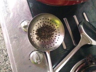 10、《老爸的厨房》之年味酥肉,等油温升到油面的泡沫快散尽时，用漏勺放入油锅中适量的干花椒