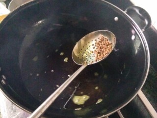 11、《老爸的厨房》之年味酥肉,当干花椒的味儿融入油中后，将干花椒残渣用漏勺捞出，一定要捞干净，否则花椒炸糊了粘在酥肉上会有苦味儿，影响口感