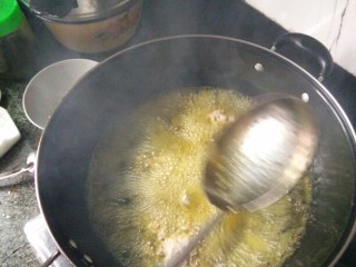 12、《老爸的厨房》之年味酥肉,一次取一定量的肉放入油锅中，如果你想炸酥肉条的话，在切的时候就切成长条，放入油锅时就一条一条放