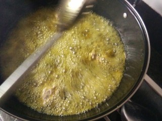 13、《老爸的厨房》之年味酥肉,炸酥肉的过程