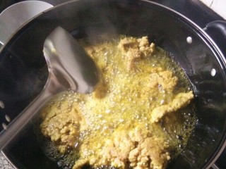 15、《老爸的厨房》之年味酥肉,适当给酥肉翻个面