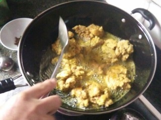 17、《老爸的厨房》之年味酥肉,翻面儿的时候注意观察酥肉的颜色