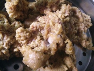 19、《老爸的厨房》之年味酥肉,这个时候出锅的酥肉外表皮比较软糯，里面的肉比较鲜嫩