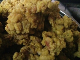 20、《老爸的厨房》之年味酥肉,刚出锅的，还冒着油呐，油滋滋的，你可以尝尝，但是小心烫噢