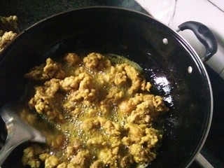 21、《老爸的厨房》之年味酥肉,如果你想吃外皮更酥脆的，可以将大块儿的酥肉掰成小块儿些的，再放入油锅里面炸一会儿