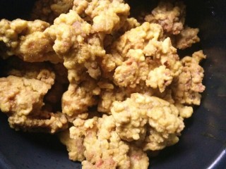 22、《老爸的厨房》之年味酥肉,颜色再一次360度加深时，就可以出锅放凉了