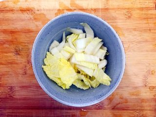 4、冬喝暖饮夏吃冰～健康饮食之烈焰红唇四物汁,娃娃菜洗净，如图所示，切碎，备用！